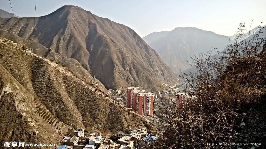 阳光下的山城