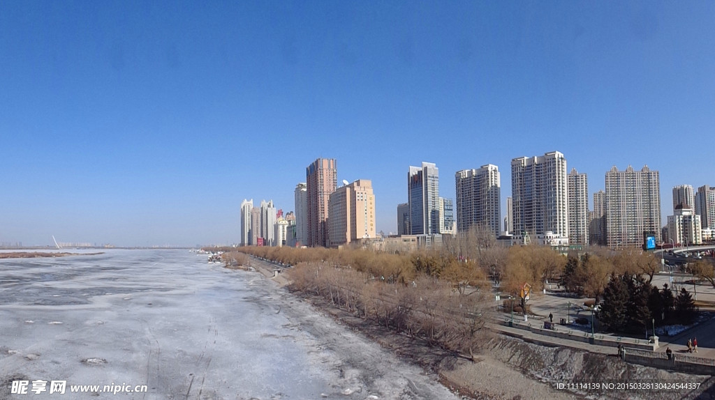 初春松花江畔风景