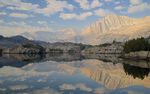 湖水倒映