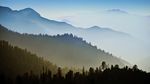 浓雾中的群山
