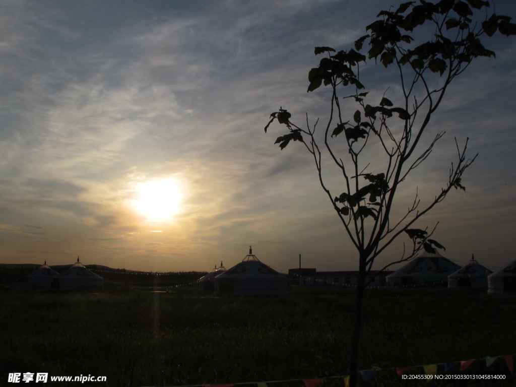 夕阳下蒙古包