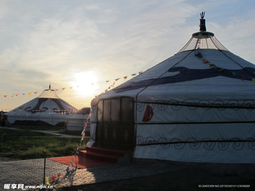 夕阳下的蒙古包