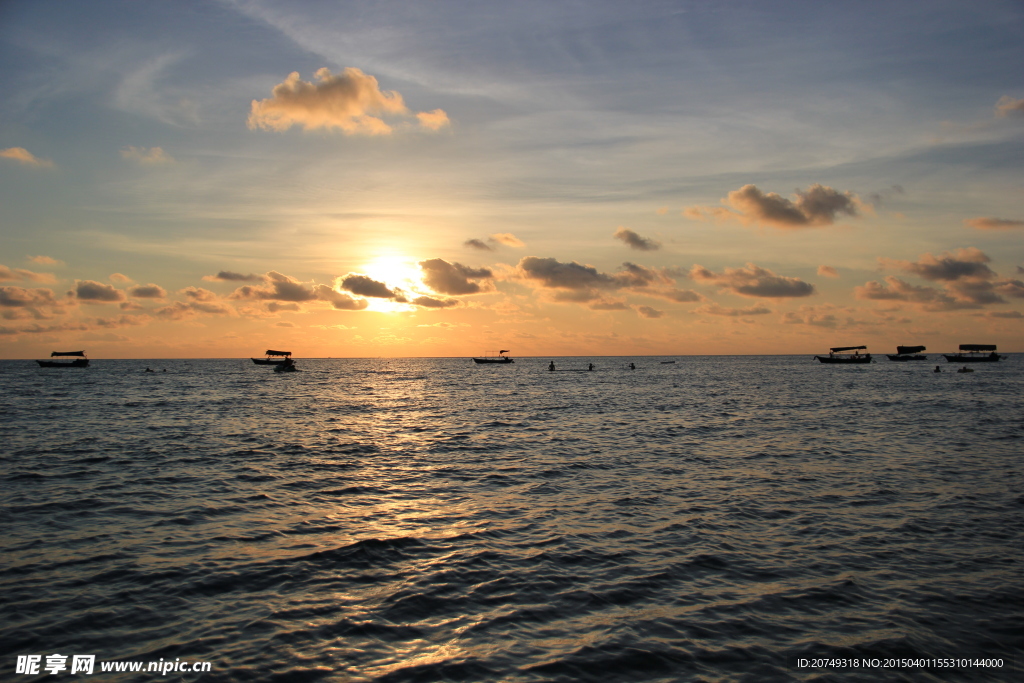 夕阳下的海洋