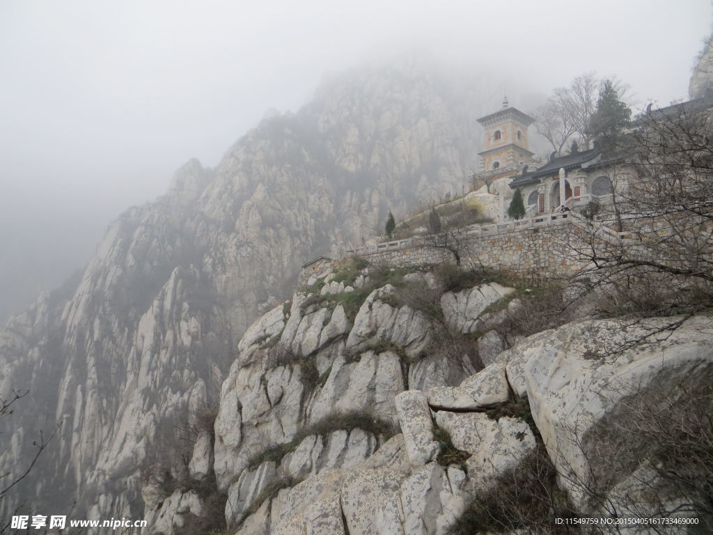 云雾中的嵩山禅院