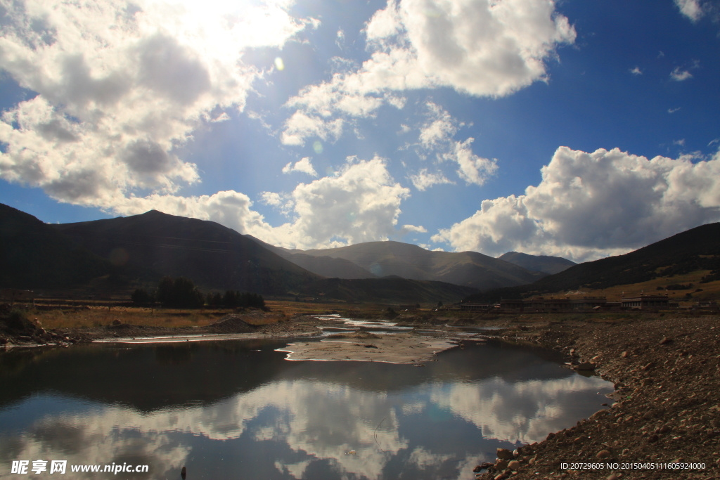 稻城 山峦 倒影