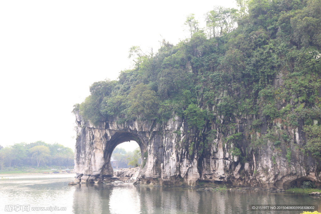 象鼻山近景