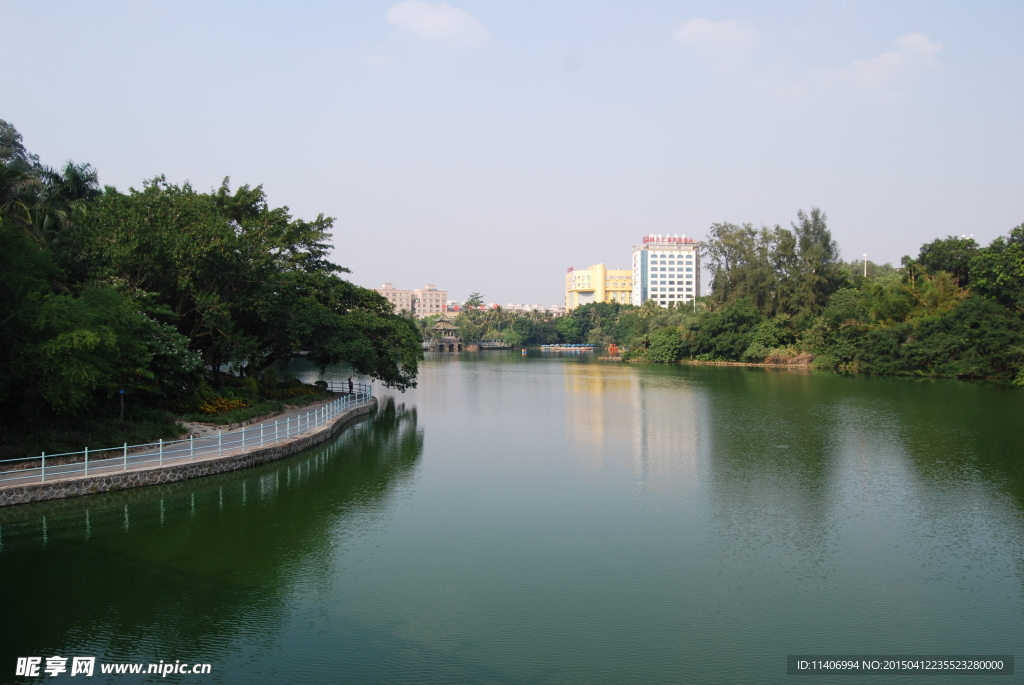 平静的湖面