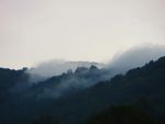 雾漫山峦