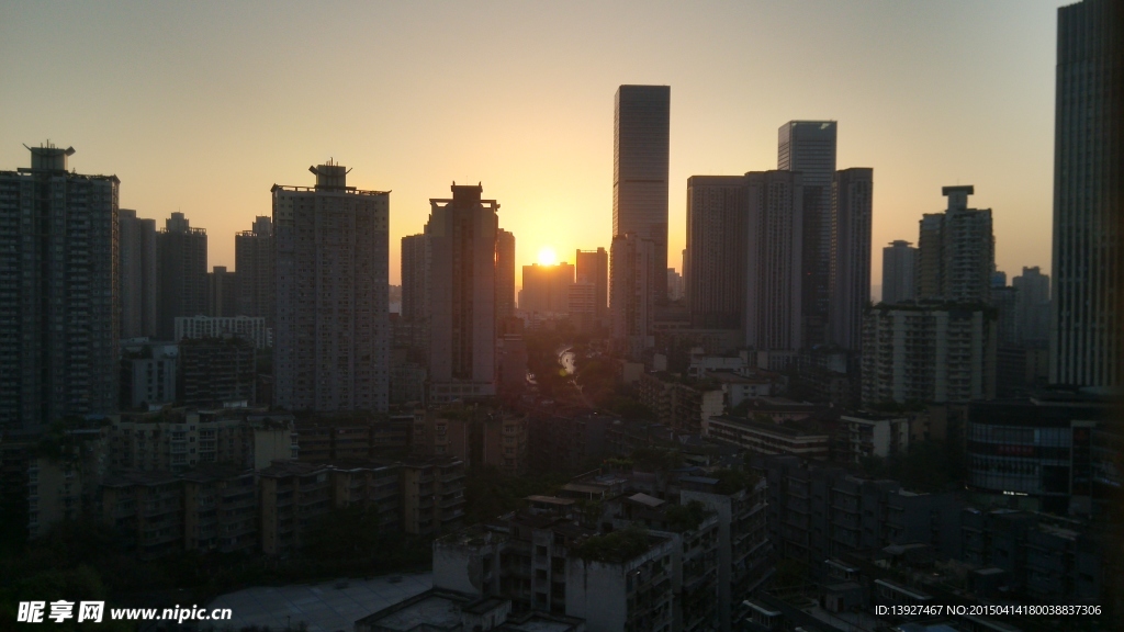 建筑中的日出