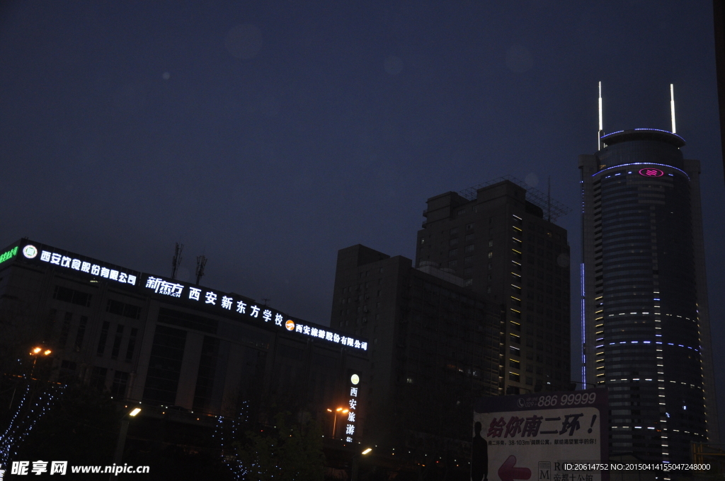 夜色下的双子高楼