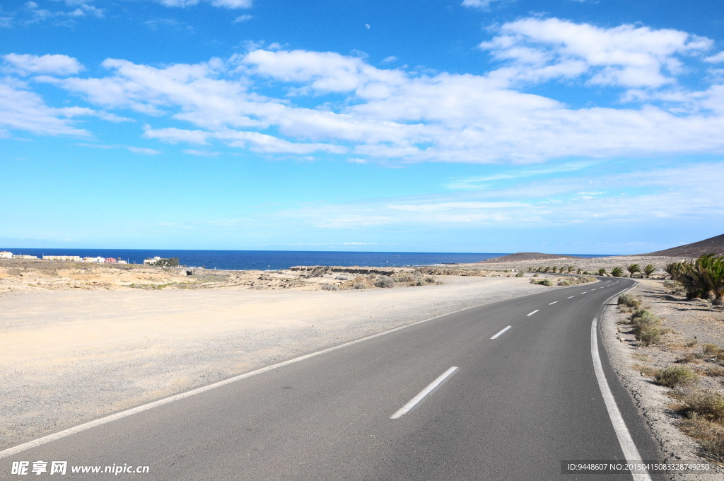 蓝天白云海边公路图片