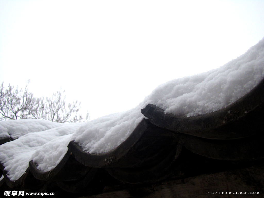 屋檐上的雪