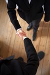 男士商务握手图片