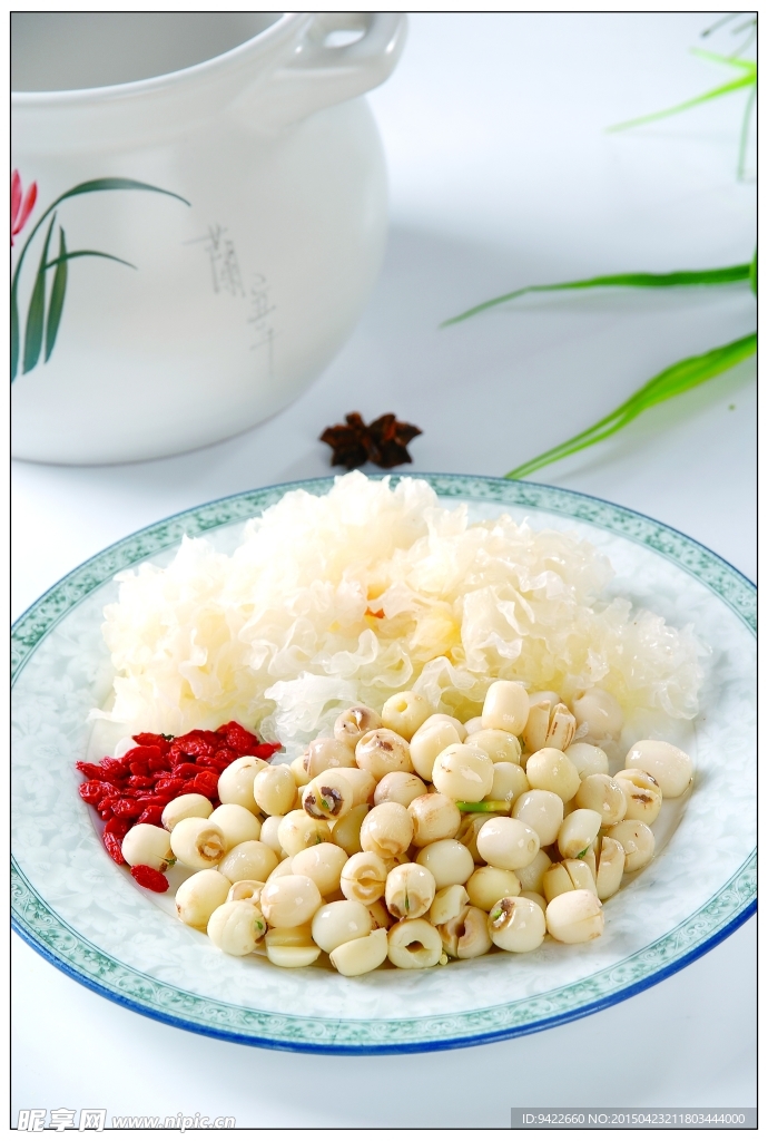 银耳莲子羹