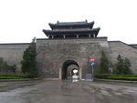 仰圣门南面