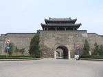 仰圣门南面