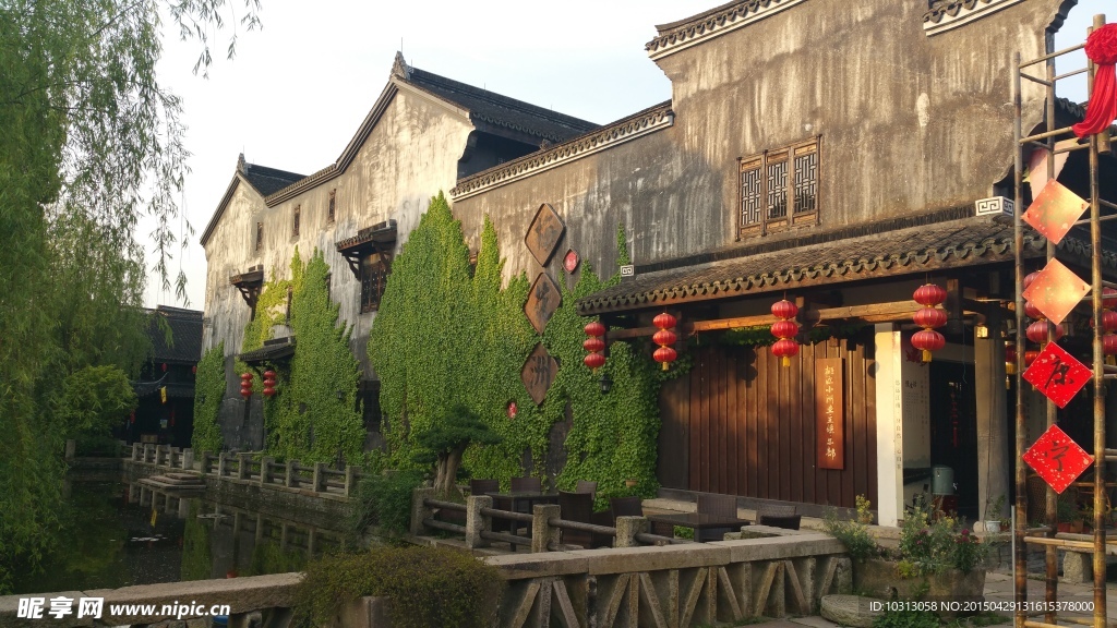 夕阳下的古宅