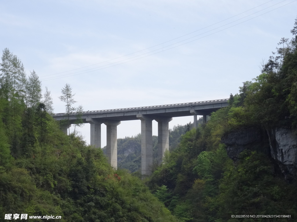 德夯跨山公路大桥