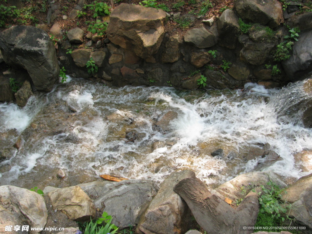 山石溪水