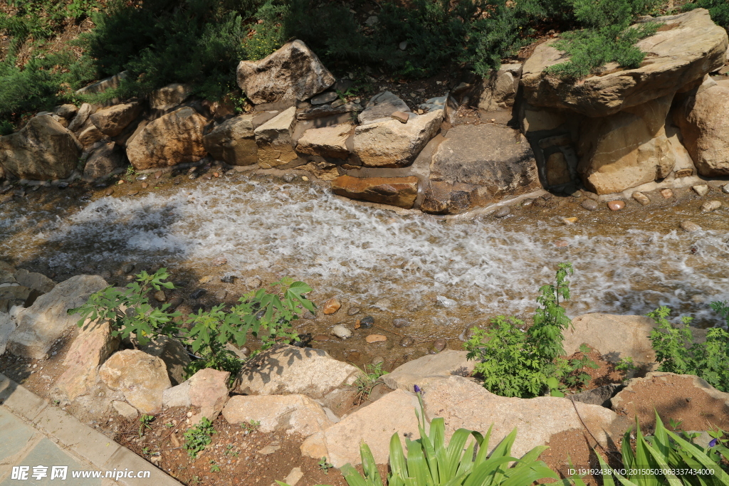 山石溪水