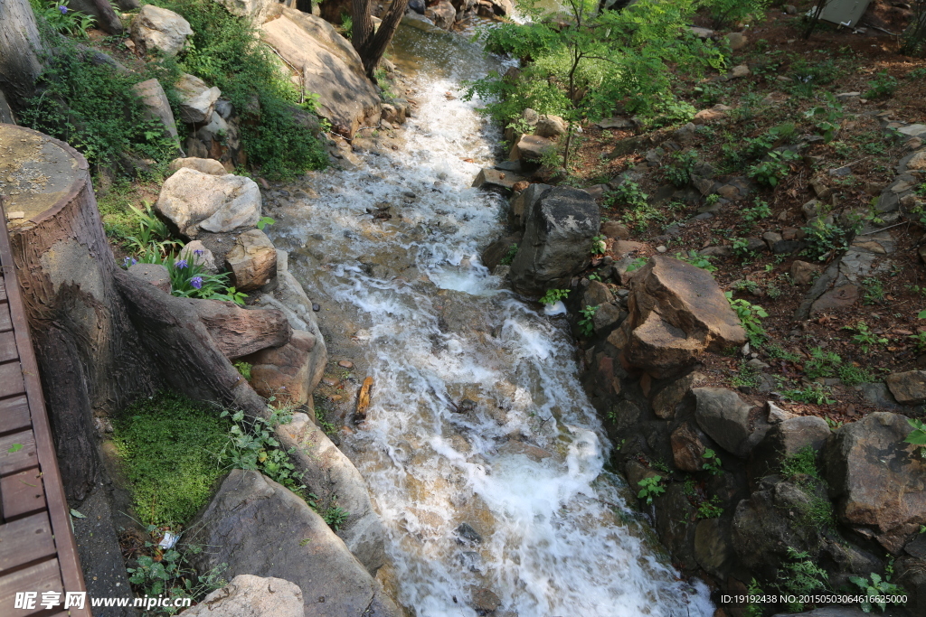 山石溪水