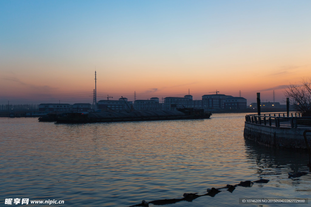 夕阳下的运河