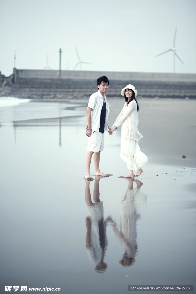 高清海边情侣海报