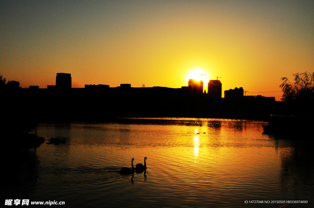 静湖夕阳