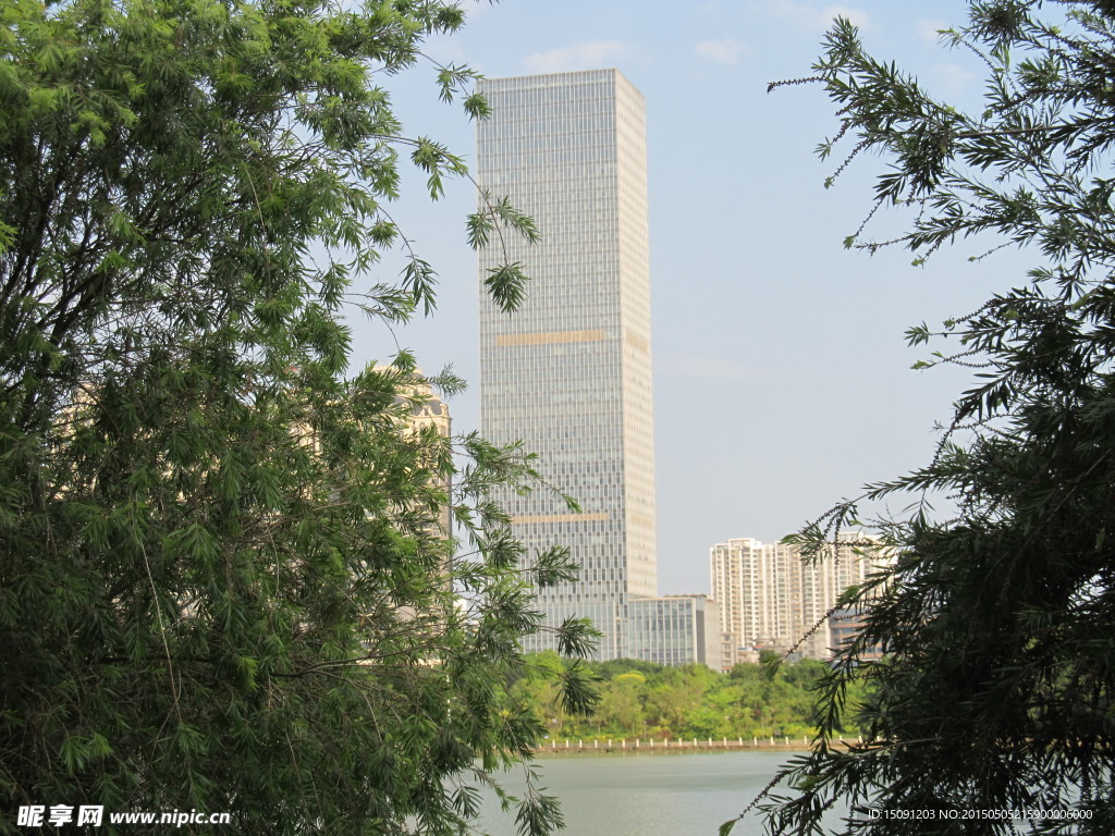 城市湖景