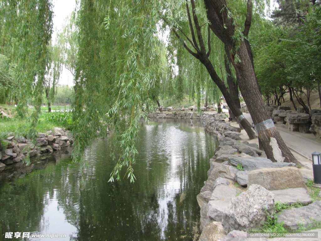 溪水