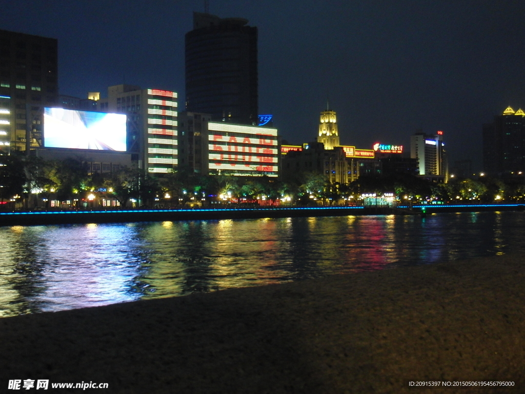 城市夜景河边