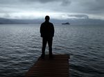 独站海边远眺男人背影