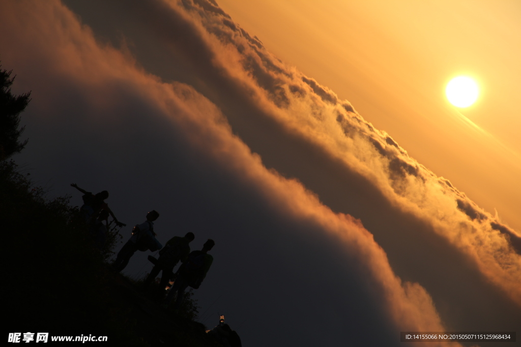 夕阳云海西下