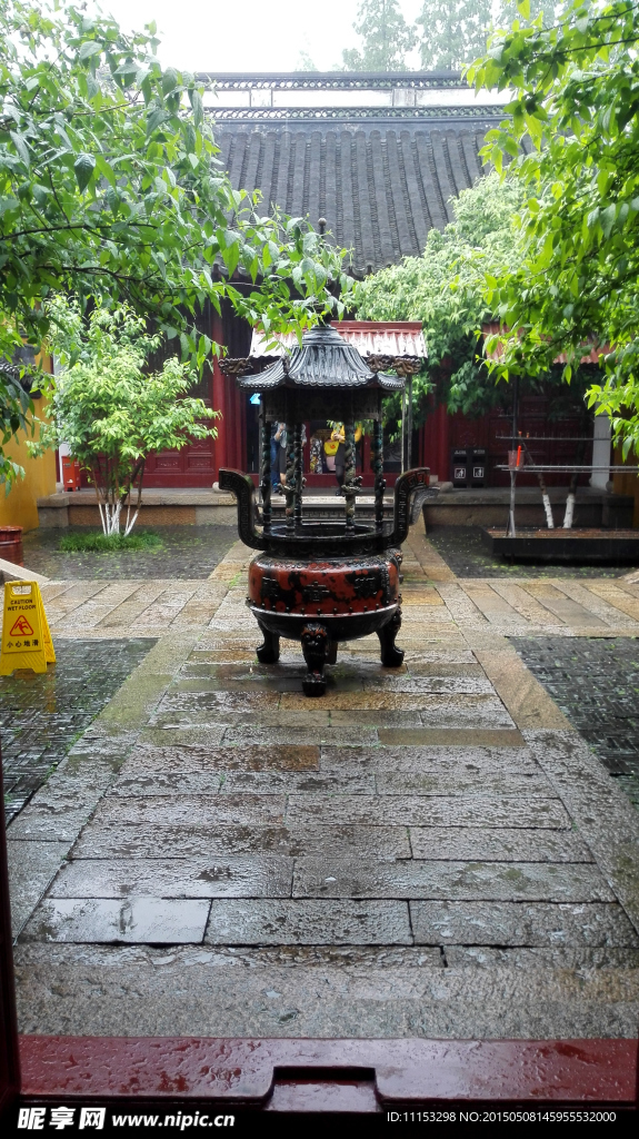 雨中寺院