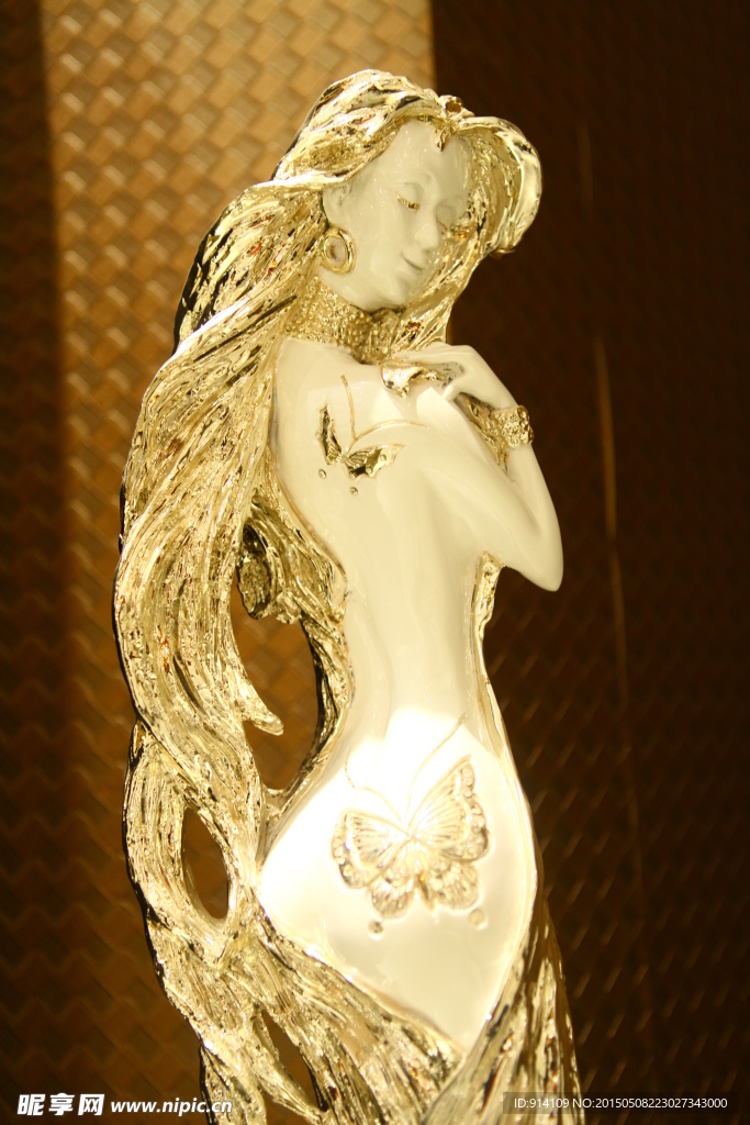 金色女神雕像