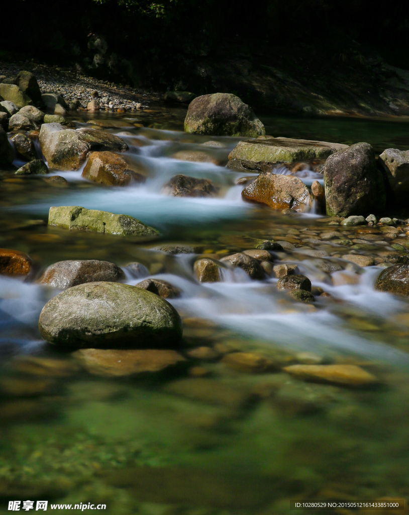 小溪流水