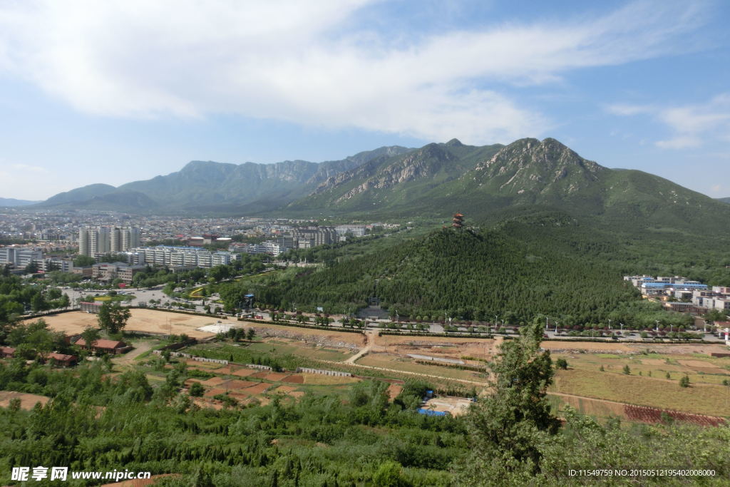 太室山下的登封市区