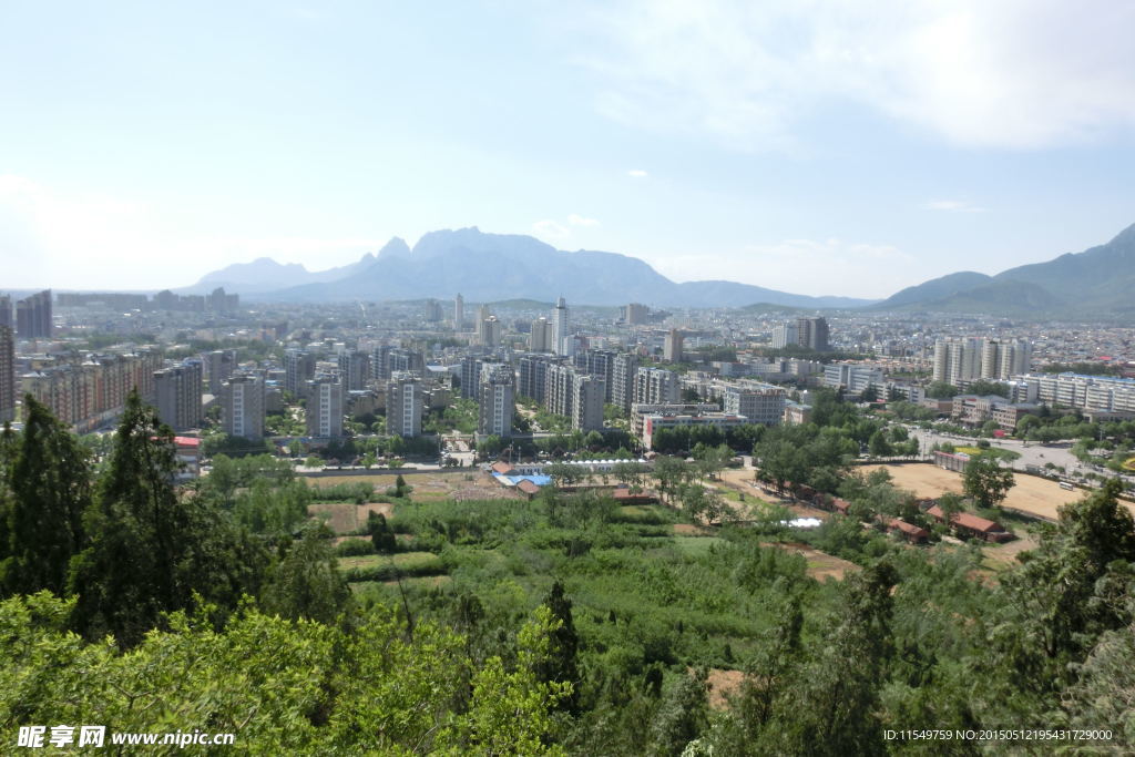 初夏的登封市区景色