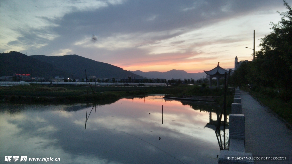夕阳彩云倒影