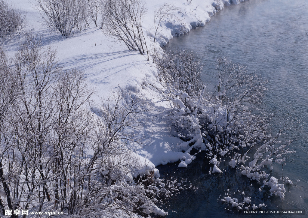 河边雪景