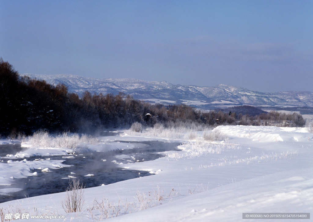 河流山峰雪景