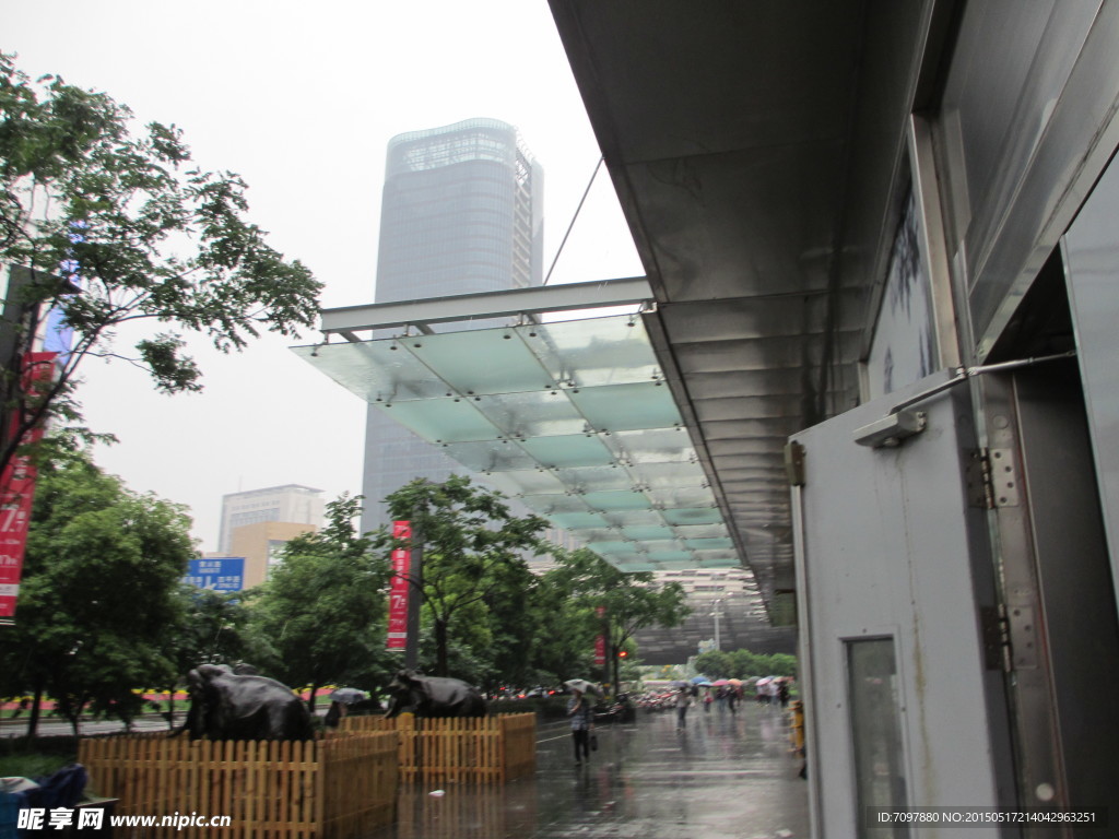 雨棚   铜象雕塑