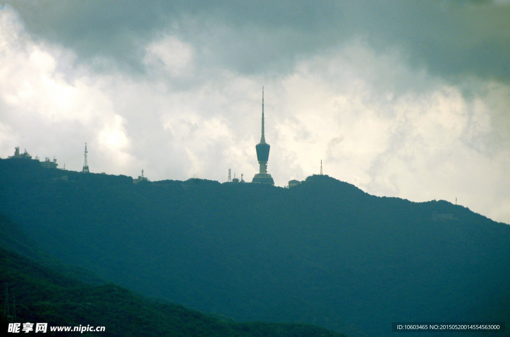 山峰奇观 通讯铁塔