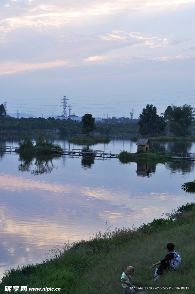 夕阳湖畔