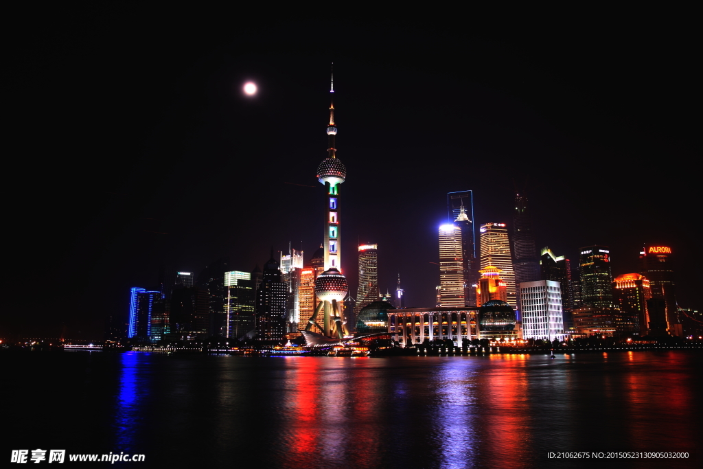 月光下的陆家嘴