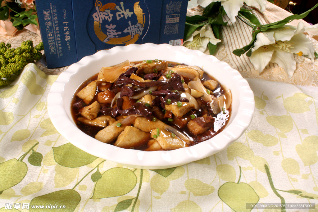 红蘑焖肉老豆腐