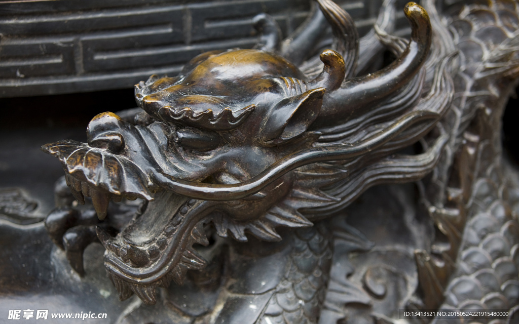 龙形雕刻