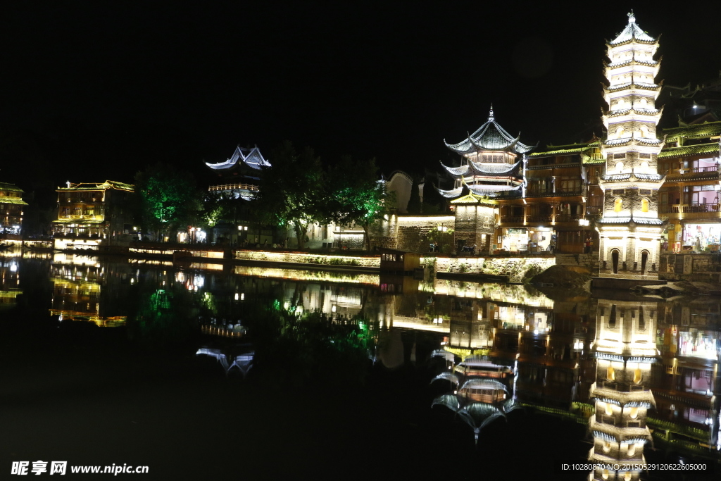 美丽的凤凰古城夜景