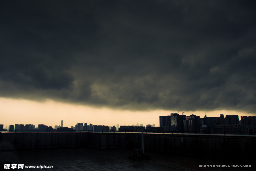 暴雨来临前的天空