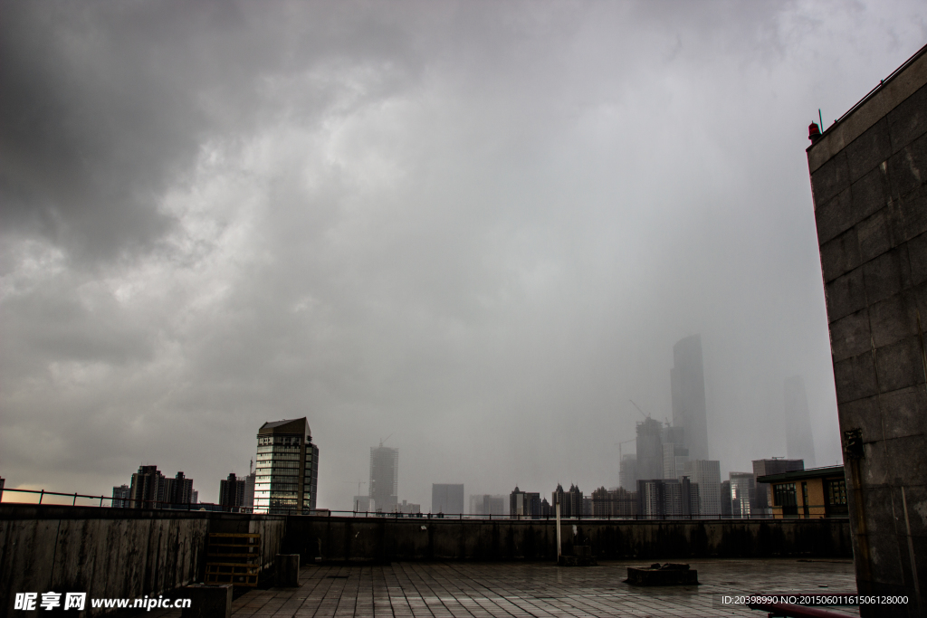 暴雨下的天台